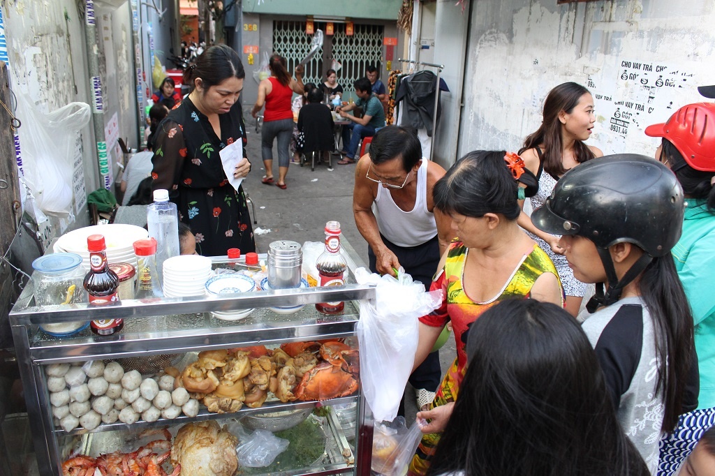 banh canh 300.000 dong, chen nhau trong hem nho an banh canh 300.000 dong anh 1