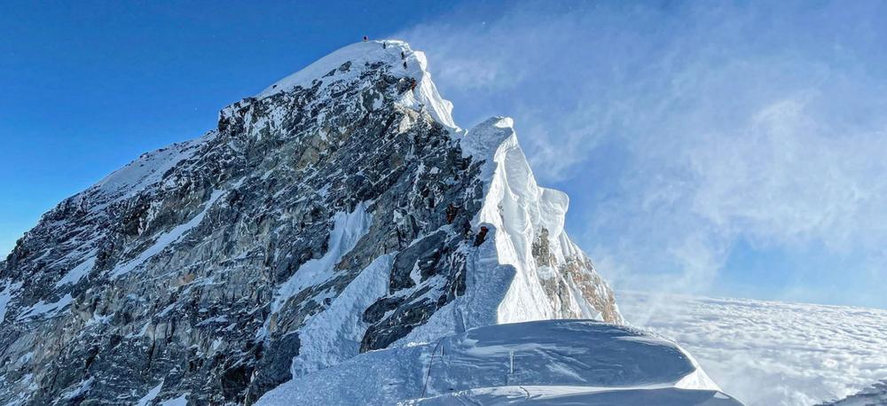 Những người leo núi di chuyển theo mặt phía Nam của Everest để lên đỉnh. (Nguồn: CNN)