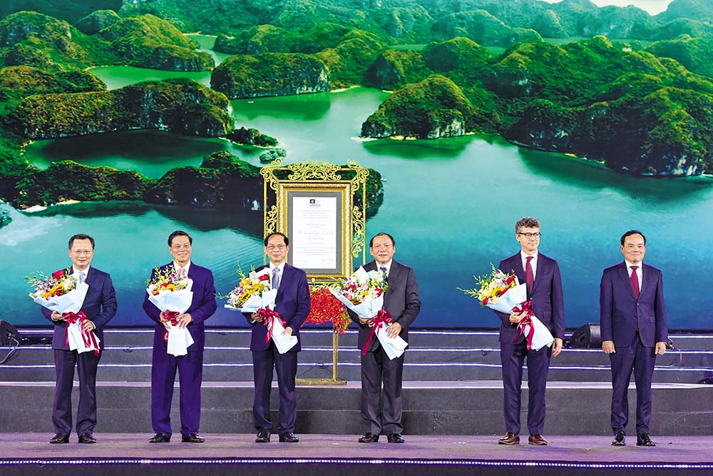 TP. Hải Phòng và tỉnh Quảng Ninh cùng đón nhận Quyết định của UNESCO công nhận Di sản thiên nhiên thế giới Vịnh Hạ Long - Quần đảo Cát Bà là Di sản liên tỉnh đầu tiên của Việt Nam (Ảnh: Thanh Sơn)